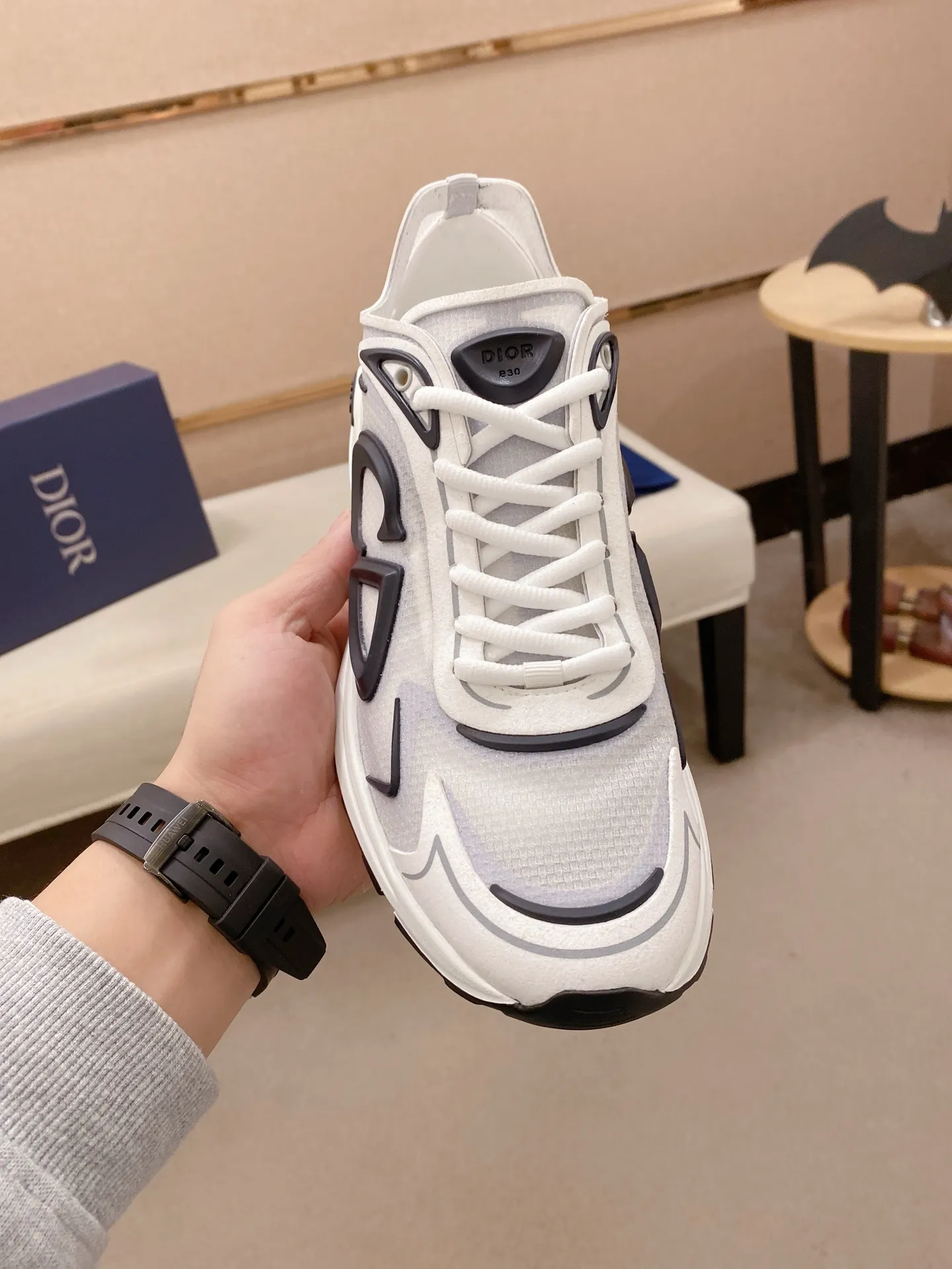 Ex-factory price: 480💰[Celebrate][Celebrate][Celebrate] Wang Junkai, the latest DIOR brand ambassador launched in 2022, brilliantly performs Dior's new B30 sneakers, using modern lines and technical fabrics to create a smart and casual style. The new sports shoes follow the trend of the retro market. The DadShoes-style tongue has the Dior logo. The B30 is made of fine-textured leather and mesh cloth. There are conspicuous letters CD on both sides of the shoe body to indicate identity. The original 1:1 replica of the top version is code number: 38-44. Can be customized45